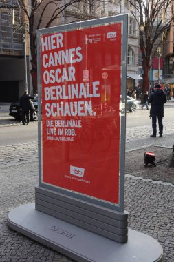 Berlin, Almanya - 22 Şubat 2020: Berlin 'deki 70. Berlinale Uluslararası Film Festivali sırasında Potsdamer Platz' da çekilecek filmlerin reklamını yapan posterler