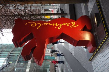 Berlin, Almanya - 22 Şubat 2020: Berlin Uluslararası Film Festivali 'nin sembolü Kızıl Ayı