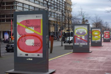 Berlin, Almanya - 22 Şubat 2020: Berlin 'deki 70. Berlinale Uluslararası Film Festivali sırasında Potsdamer Platz' da çekilecek filmlerin reklamını yapan posterler