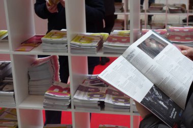 Berlin, Almanya - 22 Şubat 2020: Berlin Uluslararası Film Festivali 'nin 70. Berlinale dergisini okumak