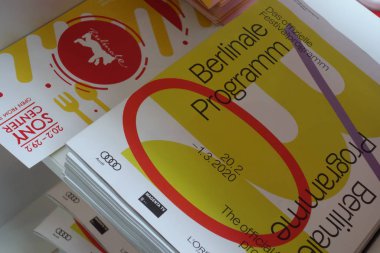 Berlin, Almanya - 22 Şubat 2020: 70. Berlinale Dergisi - Berlin Uluslararası Film Festivali 2020. Ayı, festivalin sembolü.
