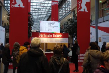 Berlin, Almanya - 22 Şubat 2020: Sinema meraklıları, Potsdamer Platz Arkaden alışveriş merkezinde bilet satışının başladığı 70. Berlinale Film Festivali 'ne bilet almak için sıraya girdiler