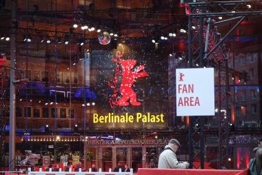 Berlin, Almanya - 22 Şubat 2020: Berlin 'deki Berlinale Palast Cephesi veya Berlin Uluslararası Film Festivali' nin ana mekanı olan 