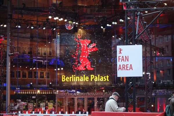Berlin, Almanya - 22 Şubat 2020: Berlin 'deki Berlinale Palast Cephesi veya Berlin Uluslararası Film Festivali' nin ana mekanı olan 