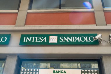 Roma, İtalya - 26 Ağustos 2019: Banca Intesa Sanpaolo şubesi. Intesa Sanpaolo, Banca Intesa ve Sanpaolo Imi 'nin birleşmesi sonucu ortaya çıkan bir İtalyan bankacılık grubudur.