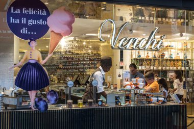 Roma, İtalya - 26 Ağustos 2019: Venchi çikolata ve dondurma dükkanı. Venchi İtalyan bir gurme çikolata üreticisi.