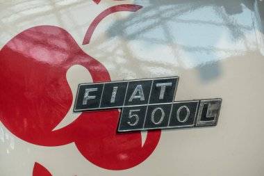 Roma, İtalya - 26 Ağustos 2019: Fiat 500l otomobili, beş kapılı, beş yolcu, ön motor, ön teker çekişli, yüksek çatılı B-segment Mpv (kompakt minivan))