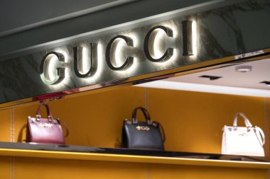 Roma, İtalya - 26 Ağustos 2019: Gucci butiği. Gucci, Fransız holding şirketi Kering 'in sahibi olduğu Gucci Grubu' nun bir parçası olan İtalyan lüks moda ve deri ürünleri markası.