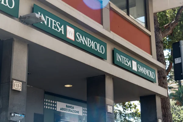 Roma, İtalya - 26 Ağustos 2019: Banca Intesa Sanpaolo şubesi. Intesa Sanpaolo, Banca Intesa ve Sanpaolo Imi 'nin birleşmesi sonucu ortaya çıkan bir İtalyan bankacılık grubudur.
