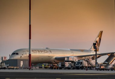 Fiumicino, İtalya - 26 Ağustos 2019: Etihad Havayolları, Uae 'nin en büyük ikinci havayolu şirketi.