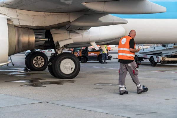 Fiumicino Italie Août 2019 Travailleur Aéroport Sous Aile Avion Sur — Photo