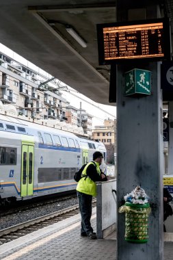 Roma, İtalya - 16 Ocak 2020: Piazza dei Partigiani, Lazio 'daki Roman Ostiense tren istasyonunun demiryolu platformunda çalışan işçi