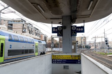 Roma, İtalya - 16 Ocak 2020: Piazza dei Partigiani, Lazio 'daki Roman Ostiense tren istasyonunun demiryolu platformu