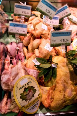 Roma, İtalya - 16 Ocak 2020: Çiğ tavuk ve diğer et kasap tezgahında satılıyor
