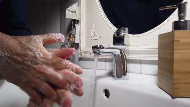 Personne Méconnaissable Lavant Les Mains Avec Savon — Video