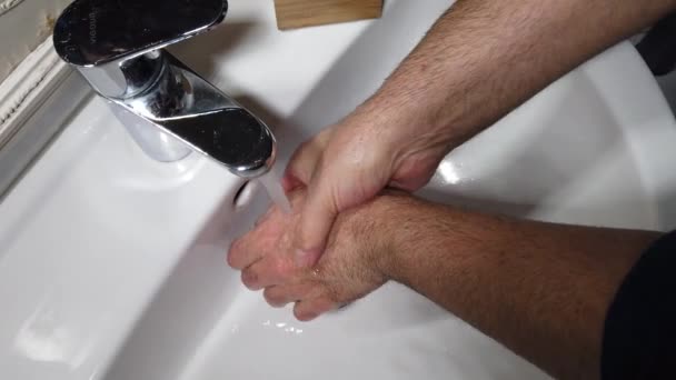 Αγνώριστο Άτομο Που Πλένει Χέρια Του Σαπούνι — Αρχείο Βίντεο