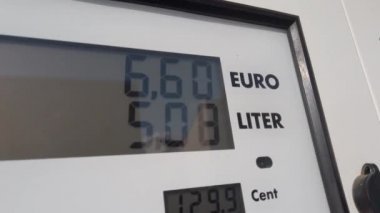 LCD, litre başına artan benzin fiyatını gösteriyor