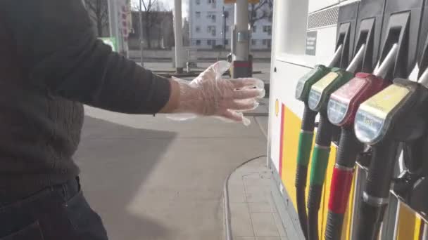 Берлин Германия Февраля 2020 Года Неузнаваемый Человек Держит Сопло Топливного — стоковое видео