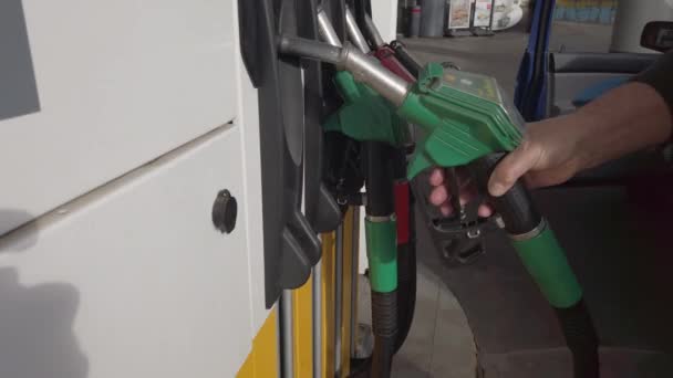 Mano Masculina Sosteniendo Una Boquilla Gasolina Una Estación Servicio Movimiento — Vídeo de stock