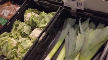 Berlin, Almanya - 1 Mart 2020: Rewe süpermarketinde satılık taze sebzeler. Rewe Grubu bir Alman perakende ve turizm kooperatif grubudur.