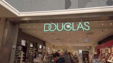 Berlin, Almanya - 2 Mart 2020 Douglas parfüm dükkanı. Douglas Gmbh, Hagen merkezli bir Alman parfüm ve kozmetik satıcısıdır.