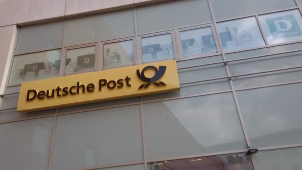 ベルリン ドイツ 2020年3月2日 建物の外にドイツ郵便の看板 ドイツのボンに本社を置くPost Dhl Groupはドイツの宅配会社で 世界最大のものです — ストック動画