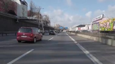 Berlin, Almanya - 2 Mart 2020: Berlin 'in eteklerinde bir ana yol boyunca kamera. Hızlı hareket