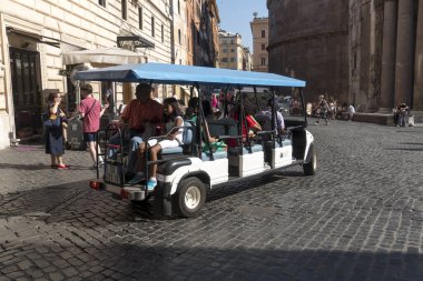 Roma, İtalya - 17 Temmuz 2019: Turistler bir gezi otobüsüyle İtalya 'nın başkentini ziyaret ediyorlar