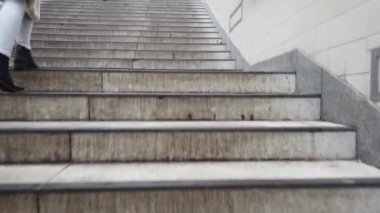 Zirveye ulaştım. Merdivenleri çıkmak. Yukarı çıkıyorum.