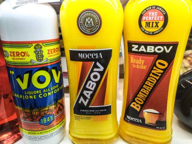 Roma, İtalya - 16 Kasım 2019: Vov ve Zabov şişeleri, ünlü İtalyan yumurtası ve zabaione likörü