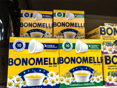 Roma, İtalya - 16 Kasım 2019: Bonomelli bir süpermarket rafında papatya çayı paketini inceledi