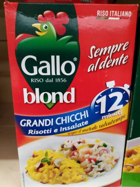 Roma, İtalya - 16 Kasım 2019: Riso Gallo sarışın pirinç süpermarket rafında satışa sunuldu. Riso Gallo, Avrupa 'nın en büyük pirinç değirmenlerinden ve en yaşlı İtalyan pirinç yetiştiricilerinden biridir.