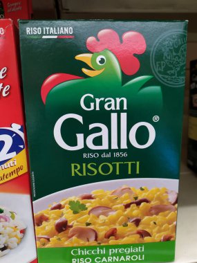 Roma, İtalya - 16 Kasım 2019: Riso Gallo sarışın pirinç süpermarket rafında satışa sunuldu. Riso Gallo, Avrupa 'nın en büyük pirinç değirmenlerinden ve en yaşlı İtalyan pirinç yetiştiricilerinden biridir.