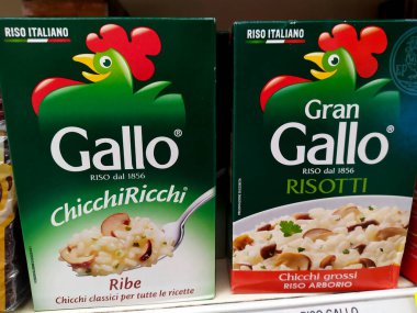 Roma, İtalya - 16 Kasım 2019: Riso Gallo sarışın pirinç süpermarket rafında satışa sunuldu. Riso Gallo, Avrupa 'nın en büyük pirinç değirmenlerinden ve en yaşlı İtalyan pirinç yetiştiricilerinden biridir.