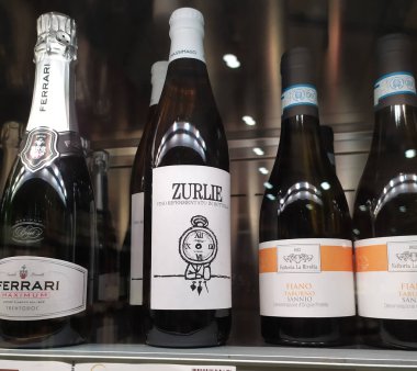 Roma, İtalya - 17 Kasım 2019: İtalyan şişeleri Ferrari Maximum Brut, Zurlie köpüklü şarap ve Sannio Taburno Fiano şarabı