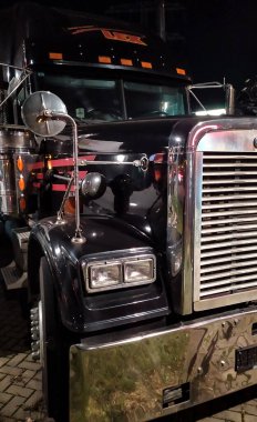 Berlin, Almanya - 30 Aralık 2019: Daimler yan kuruluşu Daimler Trucks Kuzey Amerika 'nın Amerikan kamyon üretim bölümü tarafından nakliye kamyonu