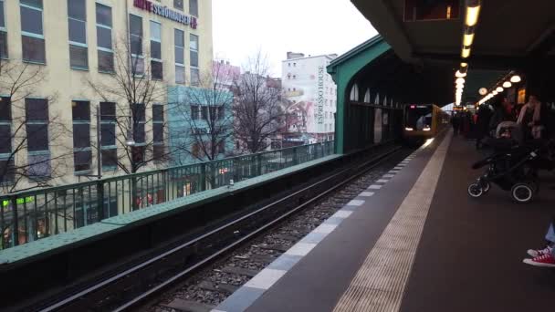 Берлин Германия Января 2020 Люди Ожидающие Платформе Внутри Железнодорожной Станции — стоковое видео
