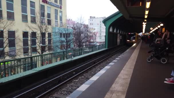 Berlim Alemanha Janeiro 2020 Pessoas Esperando Plataforma Dentro Uma Estação — Vídeo de Stock