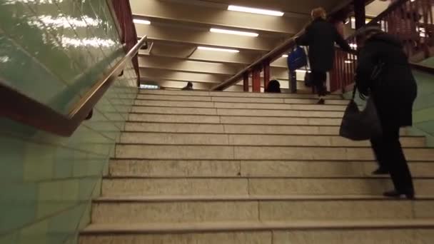 Chegando Topo Subir Escadas Que Conduzem Plataforma Ferroviária — Vídeo de Stock
