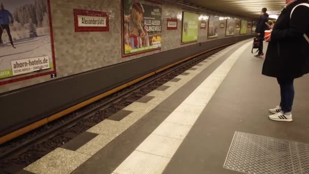 Berlin Germany January 2020 People Waiting Arriving Train Platform Bahn — Αρχείο Βίντεο