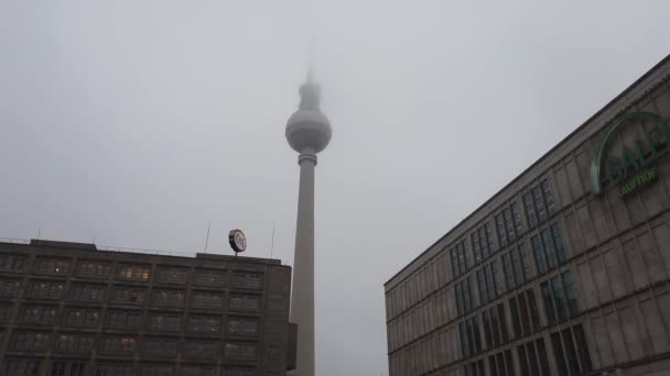 Berlin Germany January 2020 Alexanderplatz Television Tower Fog Galeria Kaufhof — Stockvideo