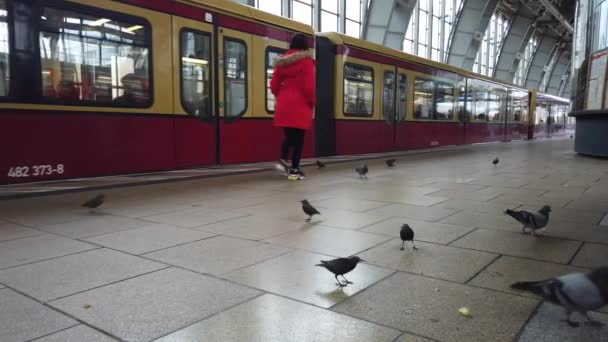 Берлин Германия Января 2020 Года Немецкий Поезд Отходит Станции Александерплац — стоковое видео