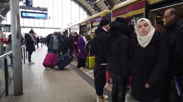 Berlino Germania Gennaio 2020 Gente Sale Scende Dal Treno Nell — Video Stock