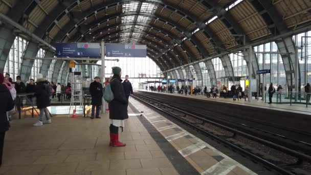 Berlin Germany January 2020 People Waiting Underground Train Platform — Αρχείο Βίντεο