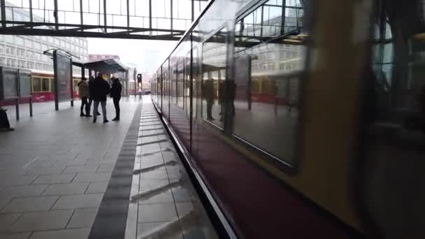 Berlin Germany January 2020 German Bahn Trains Passing Alexanderplatz Railway — Αρχείο Βίντεο