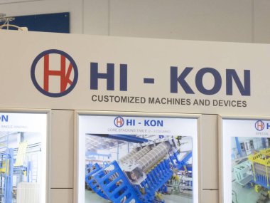 Berlin, Almanya - 21 Haziran 2018: Hırvat firması elektrik transformatörleri için üretim ekipmanı HI-KON 'un reklam pankartı