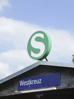 Berlin, Almanya - 20 Haziran 2018: Ringbahn 'daki dört ana istasyondan biri olan Charlottenburg bölgesindeki Westkreuz S-Bahn İstasyonu tabelası