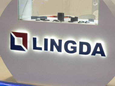 Berlin, Almanya - 20 Haziran 2018: Çinli şirket Chongqing Lingda Magnets Technology 'nin imzası mıknatıs ve manyetizma malzemesi sağlıyor