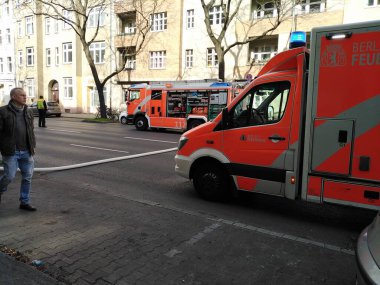 Berlin, Almanya - 18 Mart 2020: Alman merdiven itfaiye kamyonları. 112, yangın ve tıbbi acil durum için ücretsiz aranabilecek tek Avrupa numarasıdır.