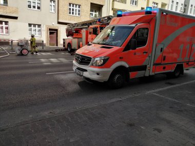 Berlin, Almanya - 18 Mart 2020: Alman merdiven itfaiye kamyonları. 112, yangın ve tıbbi acil durum için ücretsiz aranabilecek tek Avrupa numarasıdır.